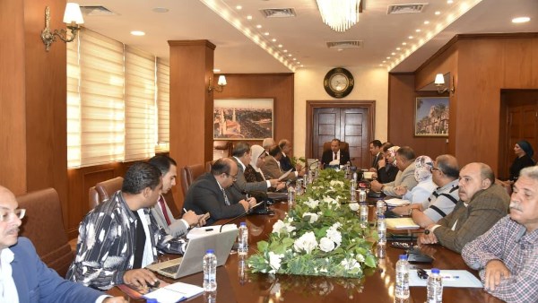محافظ بورسعيد يبحث مع مسؤولي شركة النظافة خطة العمل للإرتقاء بمنظومة النظافة العامة بالمحافظة
