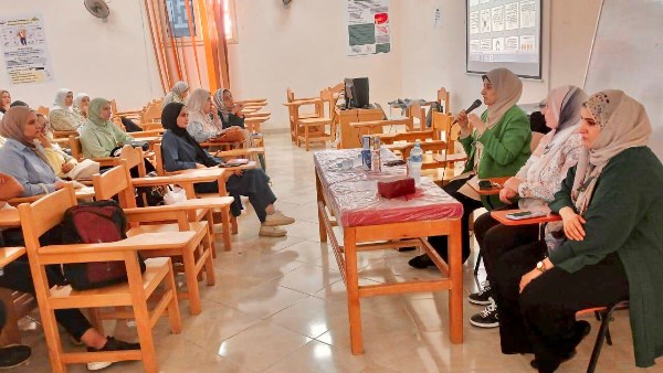 جانب من الندوة جانب من الندوة