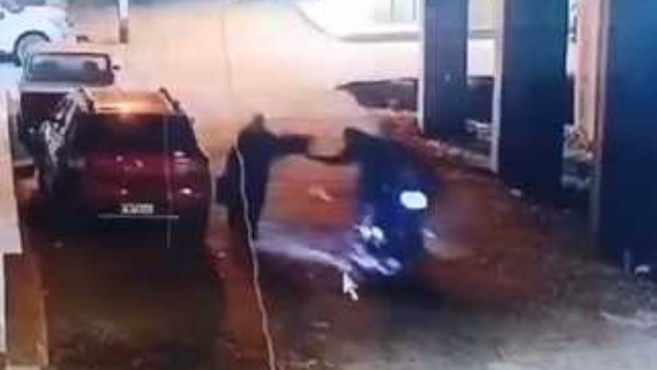 شابان يستقلان موتوسيكل.. أمن الغربية يفحص واقعة سرقة سيدة عجوز بشوارع طنطا