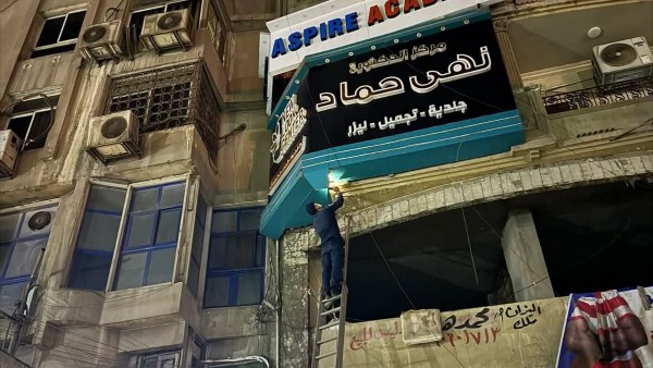 إنقاذ حياة قطتين عالقتين داخل يافطة إعلانية بالمحلة 