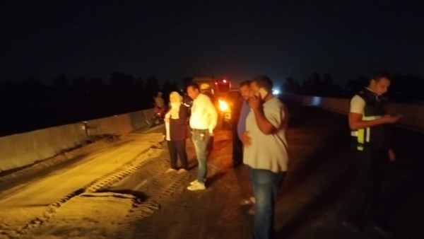 ارتباك مروري.. انقلاب سيارة تحمل زيوت بخط طنطا السنطة الجديد| صور