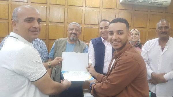 تكريم الطلاب المتفوقين 