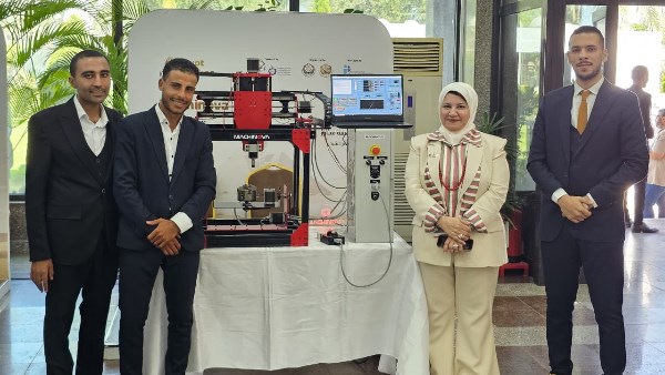 نائبة رئيس جامعة كفر الشيخ مع الطلاب المشاركين نائبة رئيس جامعة كفر الشيخ مع الطلاب المشاركين