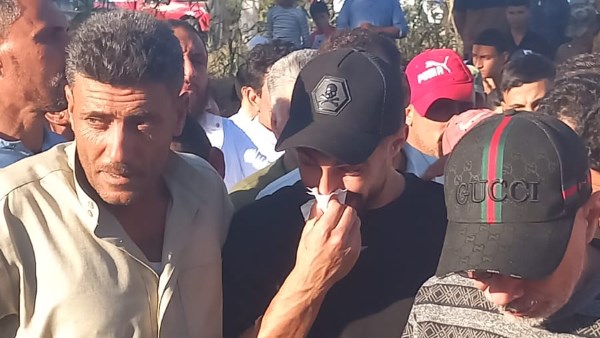 ربيعة أثناء تشييع جنازة والده  ربيعة أثناء تشييع جنازة والده