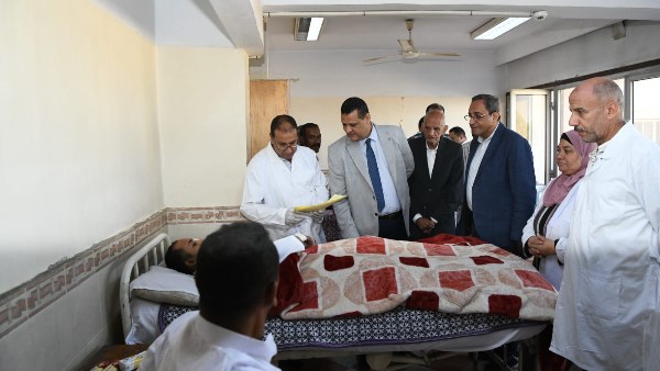 عمال مصنع الألومنيوم 