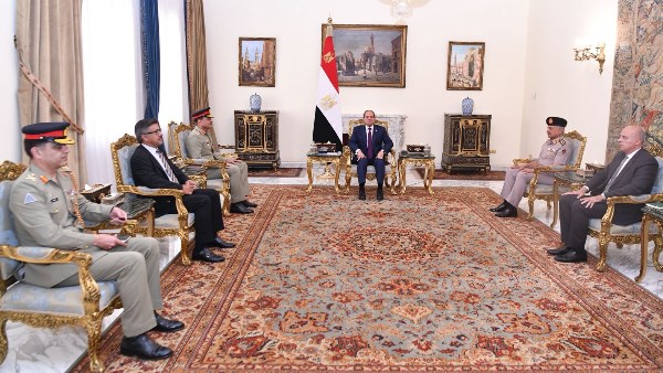 الرئيس السيسي يستقبل رئيس أركان القوات البرية الباكستانية الرئيس السيسي يستقبل رئيس أركان القوات البرية الباكستانية