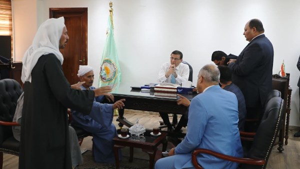 وزير الزراعة يلتقى الفلاحين وزير الزراعة يلتقى الفلاحين