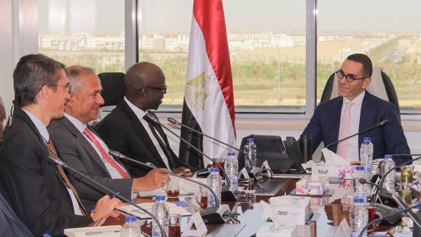وزير الاستثمار خلال الاجتماع