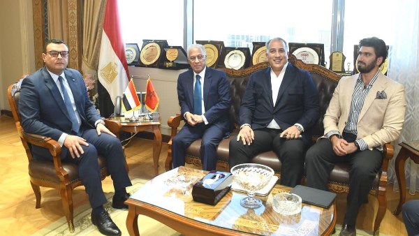 وزير الاسكان خلال الاجتماع