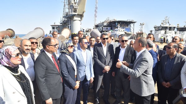وزير الاستثمار خلال الجولة