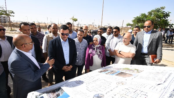 وزير الاسكان خلال الجولة