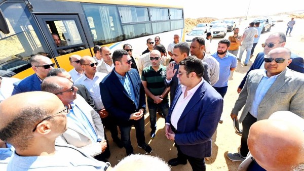 وزير الاسكان خلال الجولة