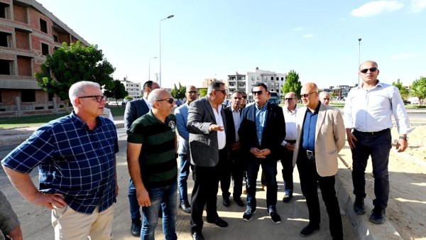 وزير الاسكان خلال جولته