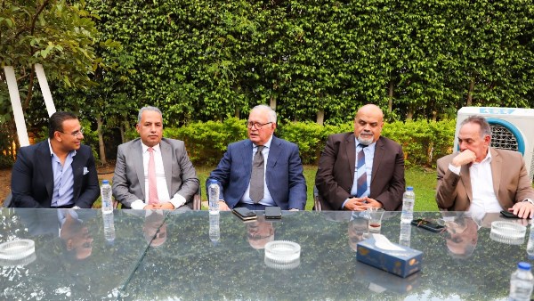 خلال الاجتماع
