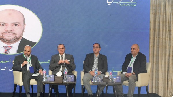 وزير المالية وقيادات الوزارة وزير المالية وقيادات الوزارة