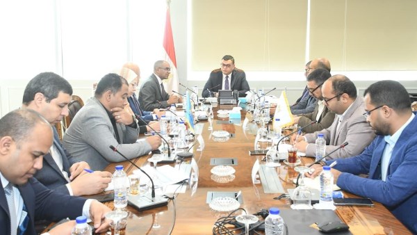 وزير الاسكان يترأس الاجتماع وزير الاسكان يترأس الاجتماع