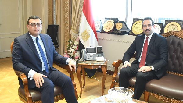 وزير الاسكان خلال اللقاء