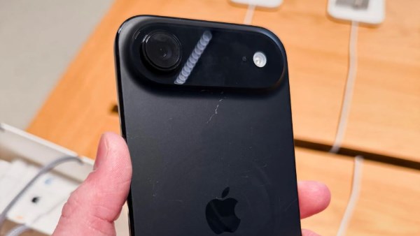 أبل تتخذ إجراء سريعا لمعالجة خدوش iPhone 17