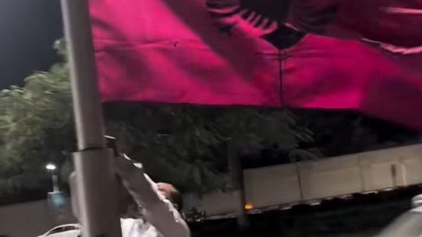 مواطن أعاد تثبيت علم دولة