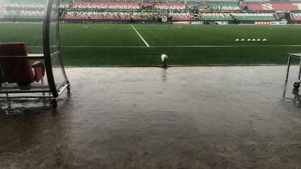 دوري أبطال أفريقيا| الأمطار تهطل بغزارة على استاد بوجومبورا قبل خوض مباراة إيجل نوار