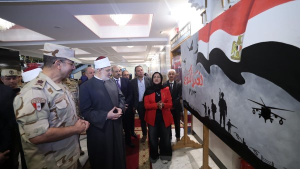 قيادات الأزهر والدفاع الشعبي يفتتحون المعرض الفني على هامش الندوة التثقيفية