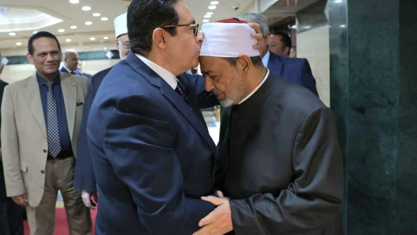بعد توقيع البروتوكول رئيس جامعة القاهرة يقبل رأس الإمام الأكبر
