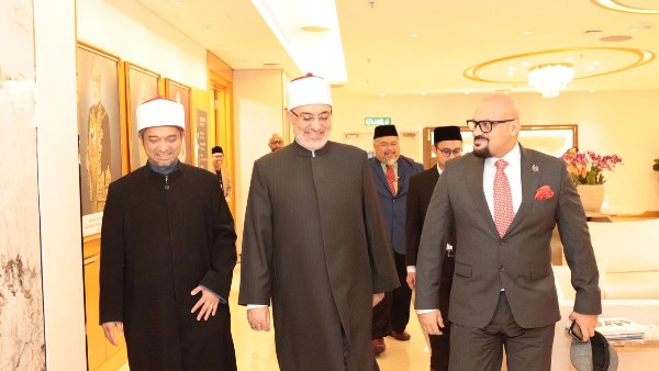 مفتي الجمهورية خلال استقباله في المطار