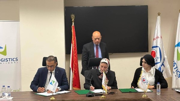 رئيس المصرية لنقل الكهرباء خلال توقيع العقد