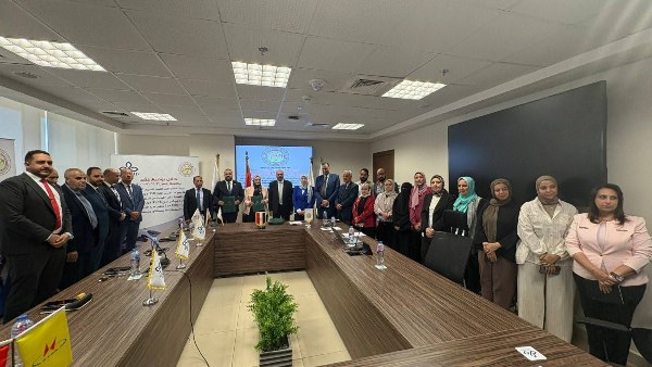 خلال توقيع العقود