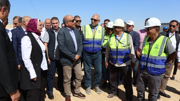 وزير الكهرباء خلال الجولة وزير الكهرباء خلال الجولة
