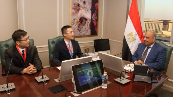 وزير الكهرباء خلال لقائه بشركة هواوى 