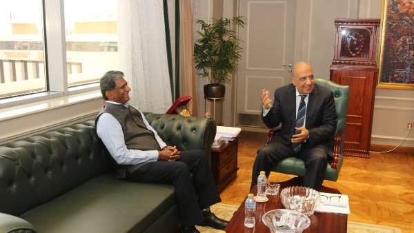 وزير الكهرباء  وسفير الهند