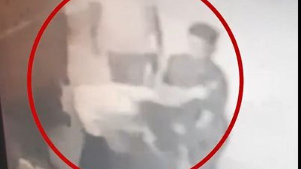 شاب يتعدى على فتاة