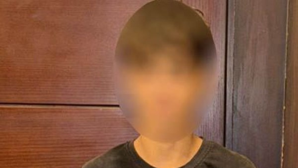 القبض على شخص أجنبي استعرض بحذاء تزحلق وأمسك بسيارة شرطة بالإسكندرية
