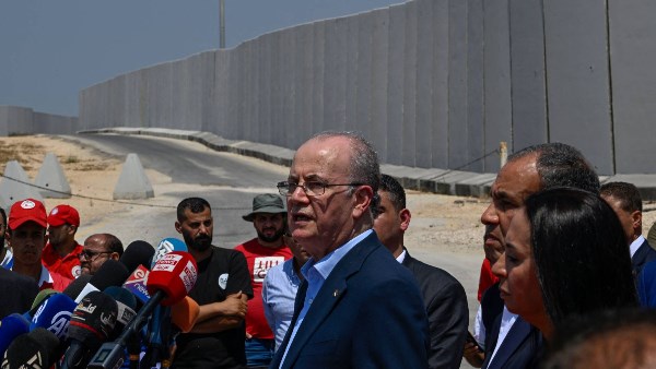 رئيس وزراء فلسطين يتحدث من معبر رفح 