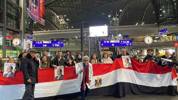 المصريون في أوربا يحتفلون بزيارة السيسي لـ بروكسيل على طريقتهم الخاصة| صور