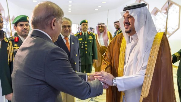 جانب من توديع رئيس وزراء باكستان  جانب من توديع رئيس وزراء باكستان