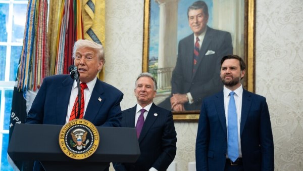 الرئيس الأمريكي دونالد ترامب  الرئيس الأمريكي دونالد ترامب