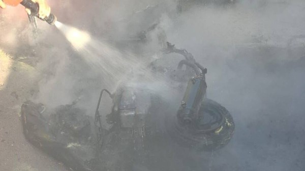 جانب من عملية إطفاء الحريق 