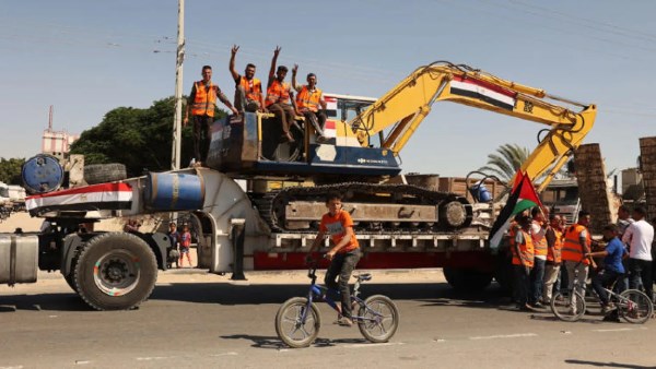 معدات وفرق هندسية إلى غزة 