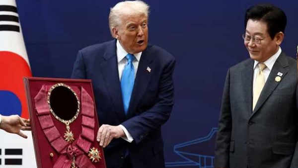 ترامب أصبح أول رئيس للولايات المتحدة يُمنح وسامَ «وسام موغونغهوا الكبير ترامب أصبح أول رئيس للولايات المتحدة يُمنح وسامَ «وسام موغونغهوا الكبير