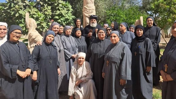 الأنبا ميخائيل والمكرسات 