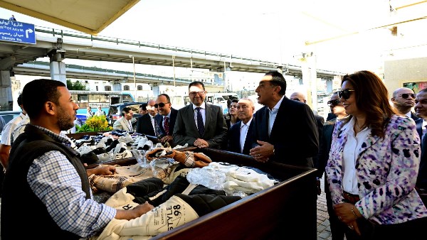 الباعة الجائلون في حديثهم مع مدبولي عن سوق العتبة: مكناش نحلم بحاجة زي كده الباعة الجائلون في حديثهم مع مدبولي عن سوق العتبة: مكناش نحلم بحاجة زي كده