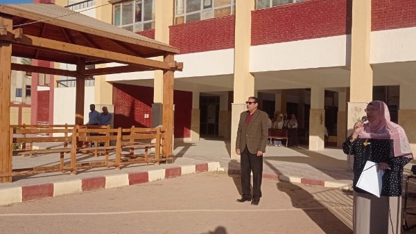 مدير تعليم جنوب سيناء اثناء متابعة المدرسة 
