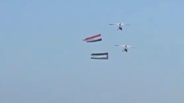 الطائرات تحلق بعلم مصر وفلسطين 