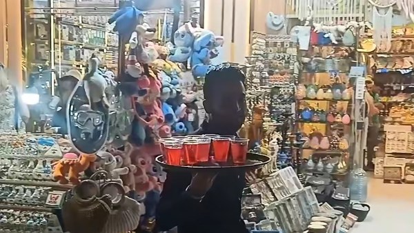 مواطنون يوزعون الشربات في شرم الشيخ فرحا باتفاق غزة وزيارة ترامب
