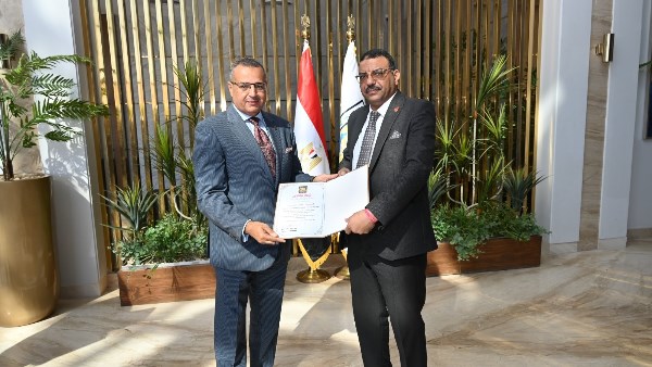 تكريم محافظ جنوب سيناء للعاملين بالمحافظة 