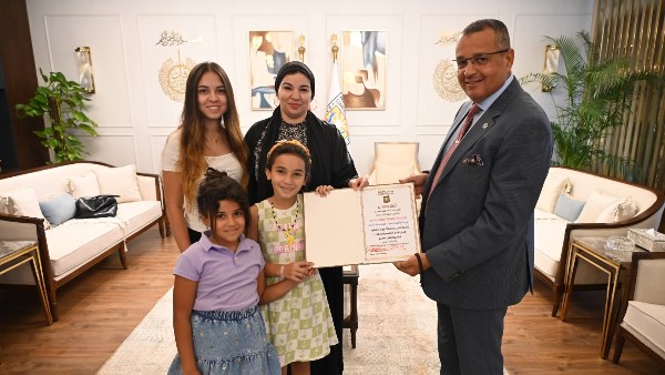 المحافظ اثناء تكريم أسرة الشهيد 