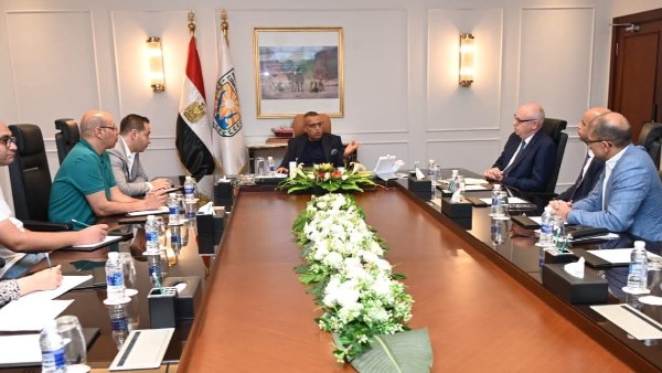 مبارك مع مدير مشروع الهيدروجين الأخضر 