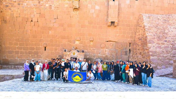 طلاب الجامعة فى رحلة لسانت كاترين 
